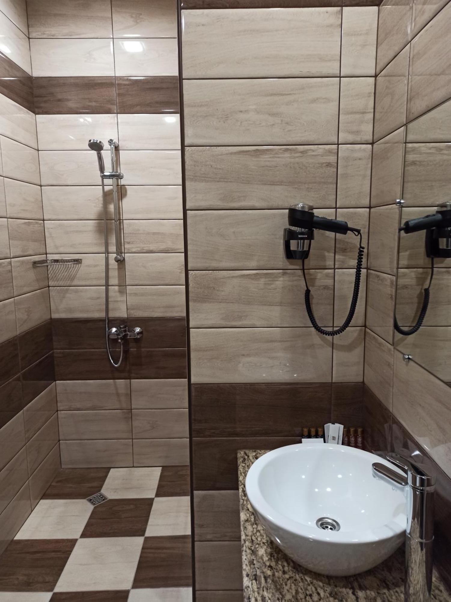 Hotel Хотел Театъръ Pleven Exterior foto