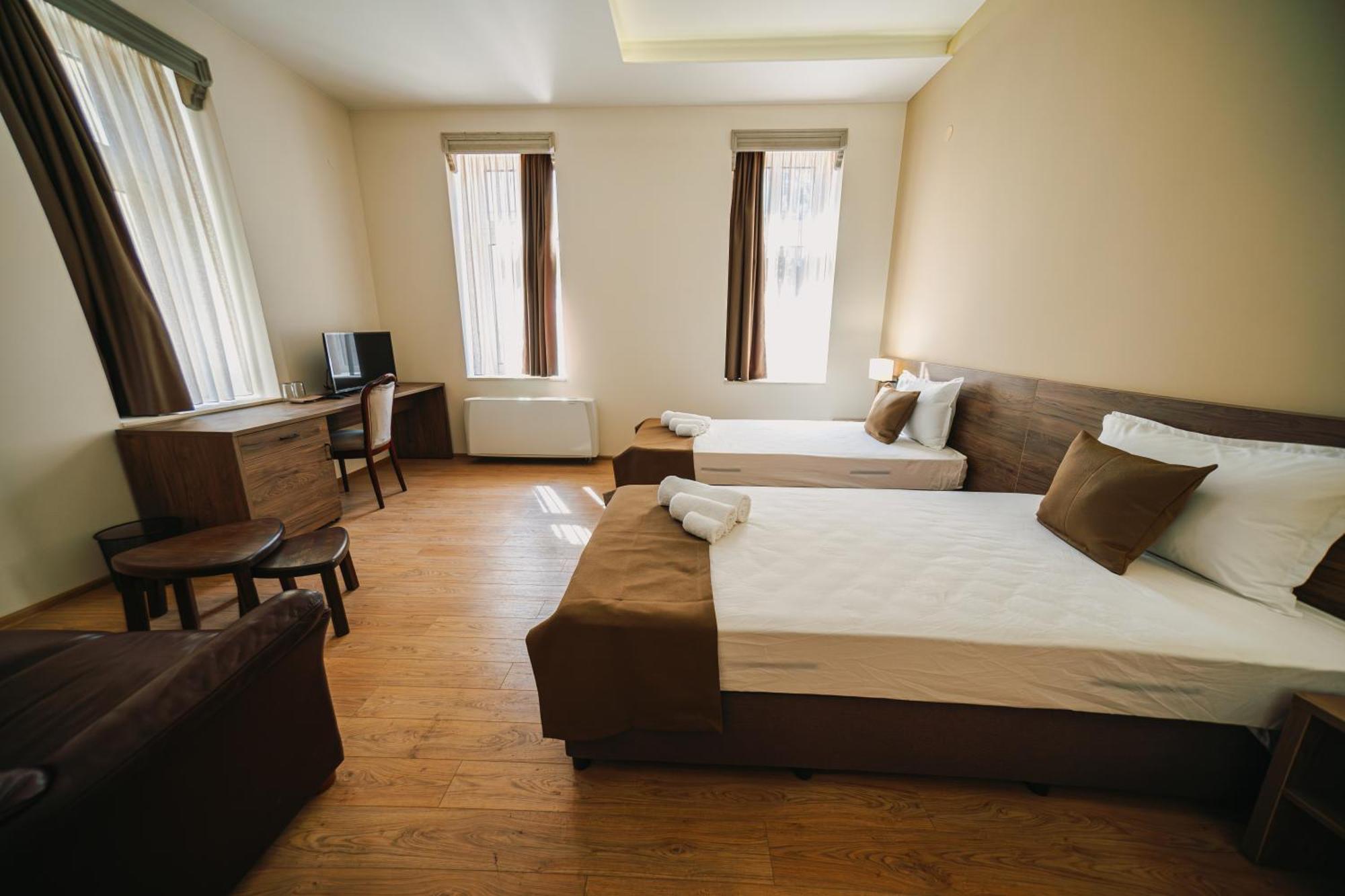 Hotel Хотел Театъръ Pleven Exterior foto