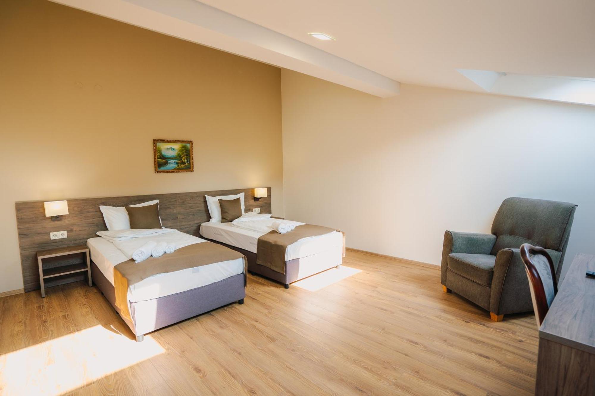 Hotel Хотел Театъръ Pleven Exterior foto