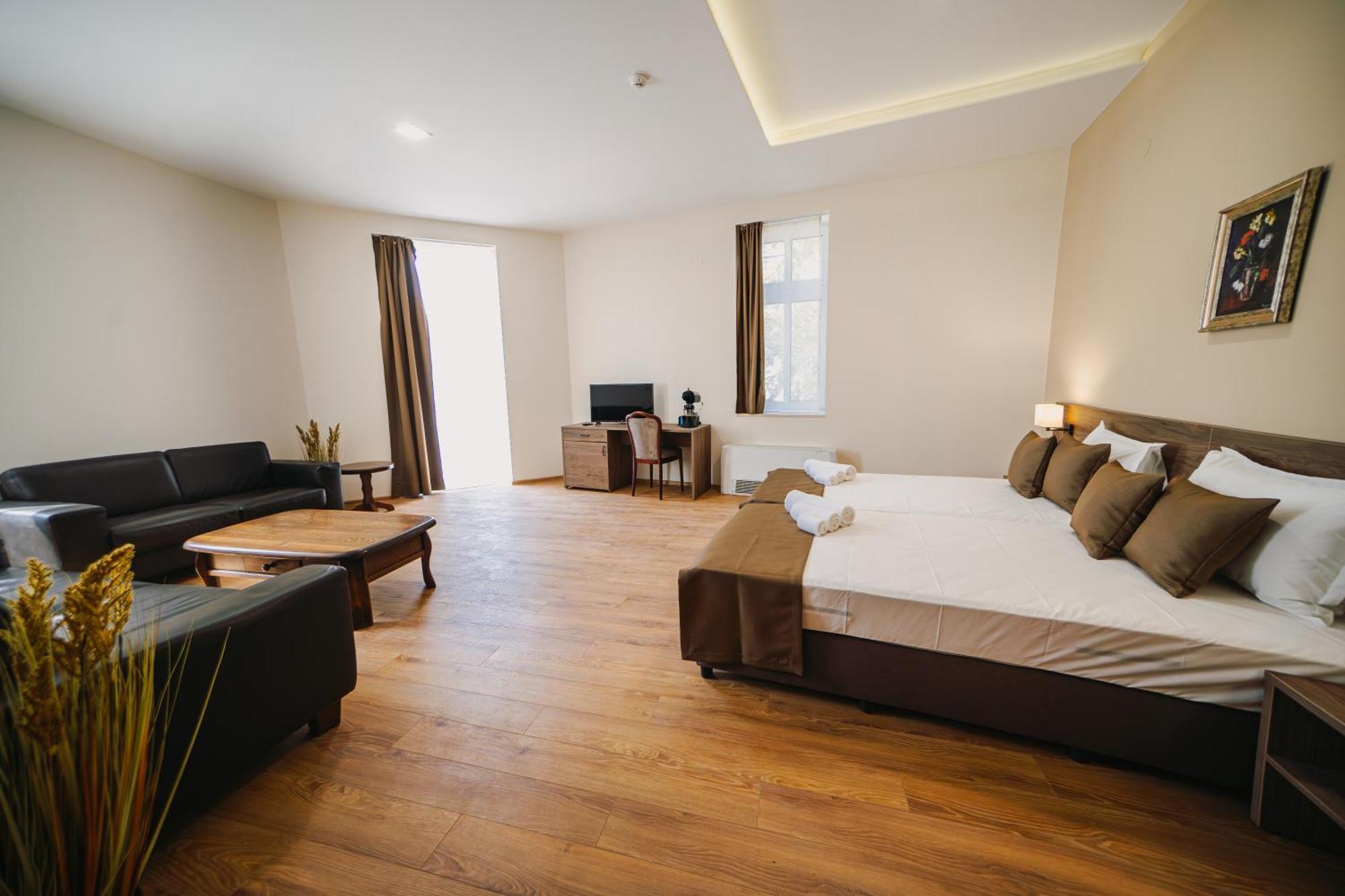 Hotel Хотел Театъръ Pleven Exterior foto